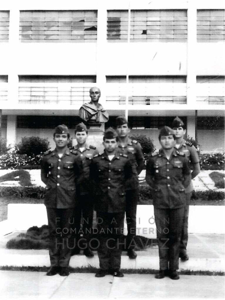 Se gradúa en la Academia Militar de Venezuela con el grado de Subteniente