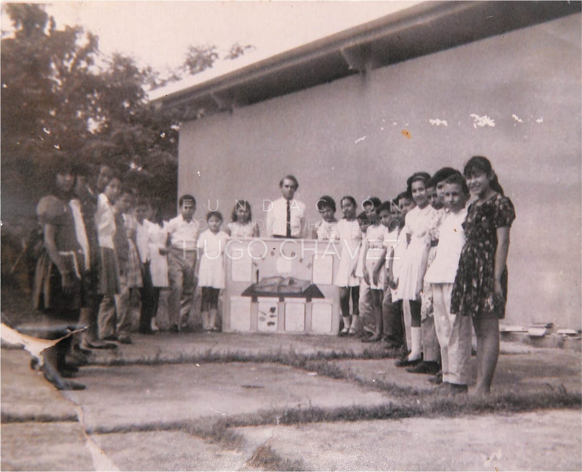 Comienza sus estudios en el grupo escolar Julián Pino