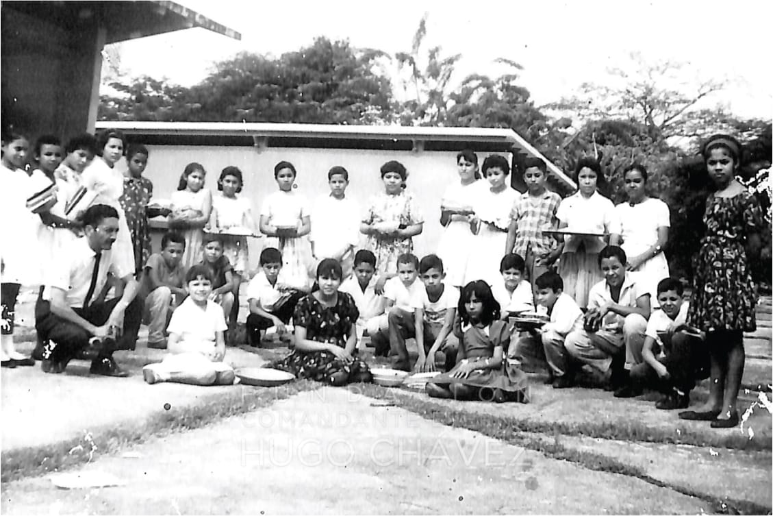 Comienza sus estudios en el grupo escolar Julián Pino