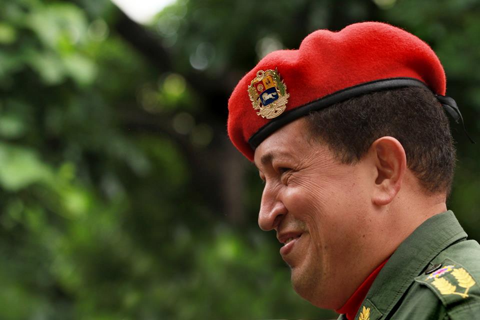 Hugo Chávez de perfil sonriente