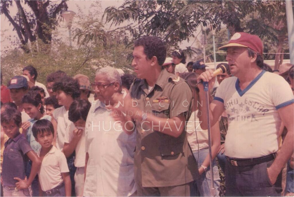 El mayor Chávez, segundo de derecha a izquierda, en un acto público. Elorza, edo. Apure. Entre 1986 y 1987